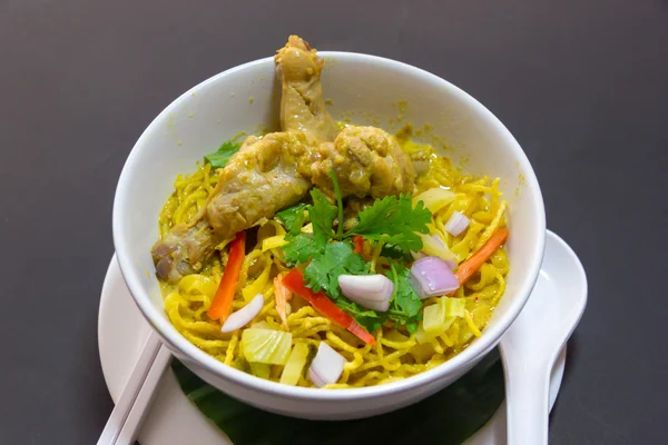 Khao Sawy Northern Thai Noodle Curry Soup  with chicken — Stock Photo, Image