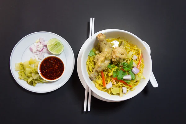 Sopa de curry de fideos tailandeses Khao Sawy con pollo — Foto de Stock