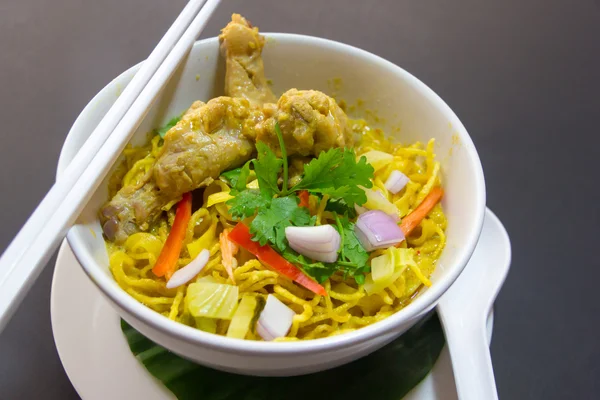 Khao Sawy Nordthailandsk Noodle Curry Soup med kylling - Stock-foto