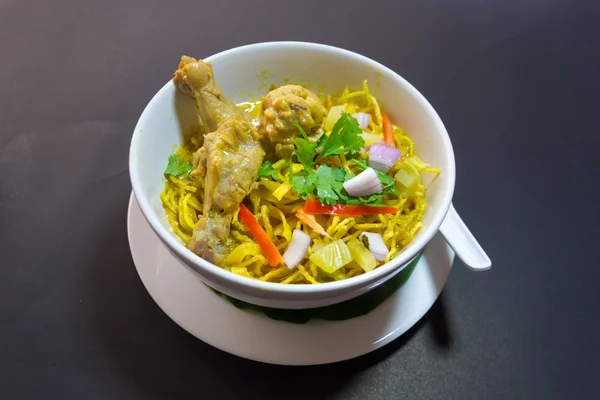 Khao Sawy Northern Thai Noodle Curry Soup  with chicken — Stock Photo, Image