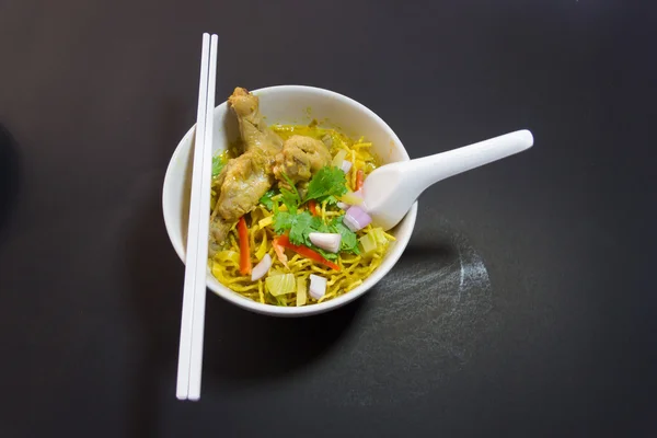 Khao Sawy Northern Thai Noodle Curry Soup  with chicken — Stock Photo, Image