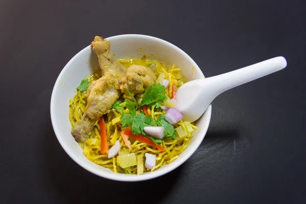 Khao Sawy Northern Thai Noodle Curry Soupe au poulet — Photo