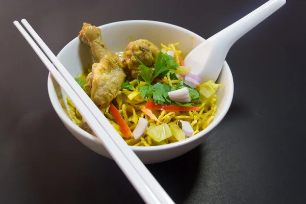 Khao Sawy Northern Thai Noodle Curry Soup  with chicken — Stock Photo, Image