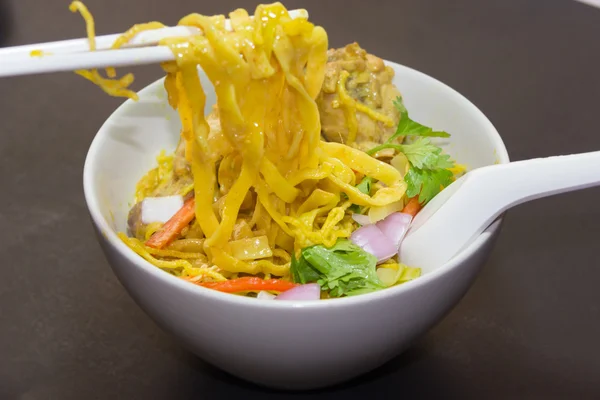 Khao Sawy Nordthailandsk Noodle Curry Soup med kylling - Stock-foto