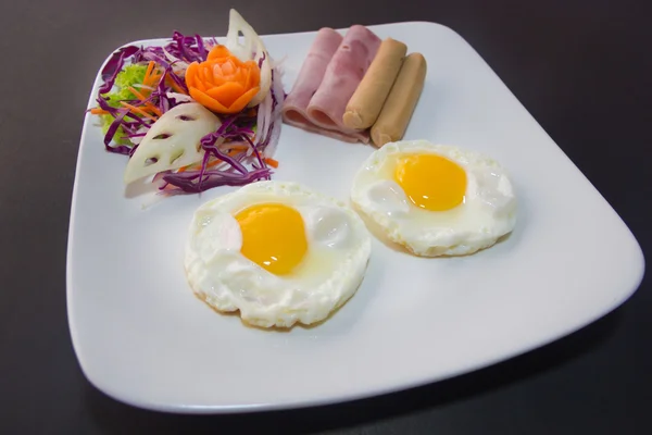 Plate of breakfast with fried eggs, bacon and toasts isolated ba — Stock Photo, Image