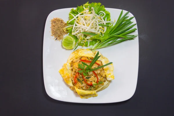 Plate of Pad Thai or phat Thai in omelette — Stock Photo, Image