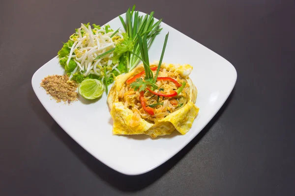 Plate of Pad Thai or phat Thai in omelette — Stock Photo, Image