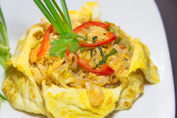 Plate of Pad Thai or phat Thai in omelette — Stock Photo, Image