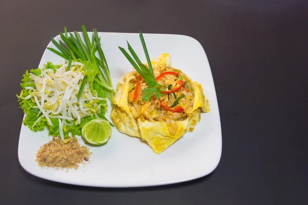 Placa de Pad Thai o phat Thai en tortilla — Foto de Stock