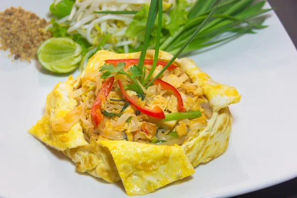 Plate of Pad Thai or phat Thai in omelette — Stock Photo, Image