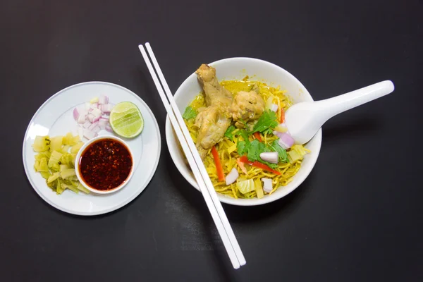 Khao Sawy Northern Thai Noodle Curry Soup with chicken — Stock Image Khao Sawy Northern Thai Noodle Curry Soup with chicken Royalty Free Stock Photos