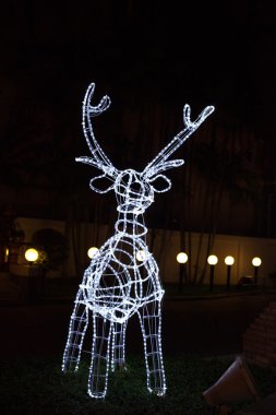 Tel ve ampulleri yapılmış parlak Ren geyiği