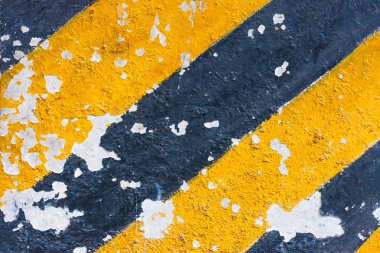 Bir teknede boyalı eski sarı ve siyah çizgiler
