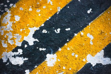 Bir teknede boyalı eski vintage sarı ve siyah çizgiler