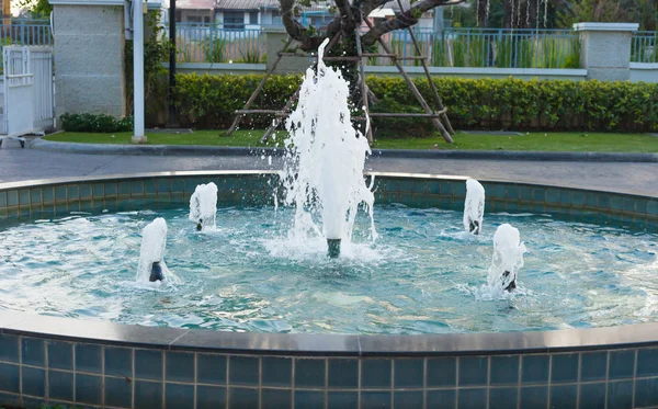 Fuente de agua azul en el jardín —  Fotos de Stock