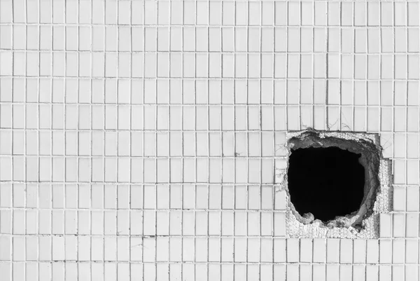 Hole on the old white wall — Stock Photo, Image