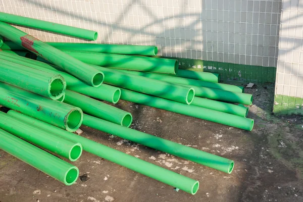 Пластиковые трубки зеленого цвета для промышленности — стоковое фото