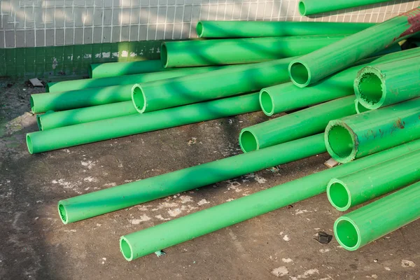 Пластиковые трубки зеленого цвета для промышленности — стоковое фото