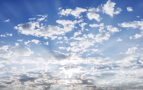 蓝蓝的天空，云与太阳照明 — 图库照片