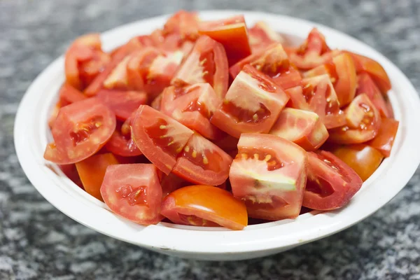 Fatias frescas de tomate vermelho em prato na mesa — Fotografia de Stock