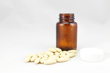 bir cam şişe ile birçok Tablet