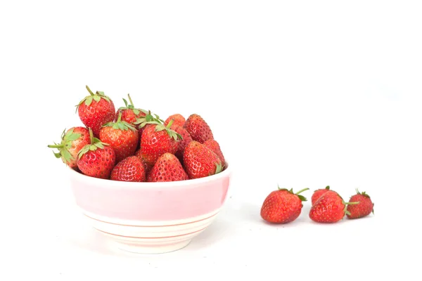 Liten vit skål fylld med röda jordgubbar — Stockfoto