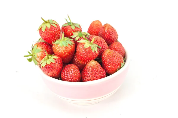 Pequeño tazón blanco lleno de fresas rojas — Foto de Stock