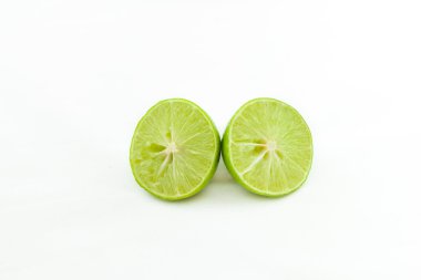 Beyaz arkaplanda izole edilmiş taze yeşil limon