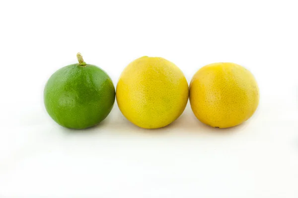 Świeże zielone cytryny izolowane na białym tle — Zdjęcie stockowe