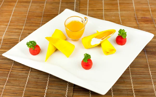 Rolo de manga panqueca com suco de manga no fundo preto — Fotografia de Stock