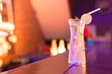 Gece kulübünde kokteyl bar counter
