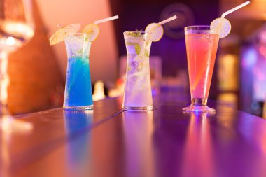 Gece kulübünde kokteyl bar counter