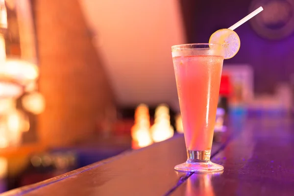 Cocktails on the bar counter in night club — Stock Photo, Image
