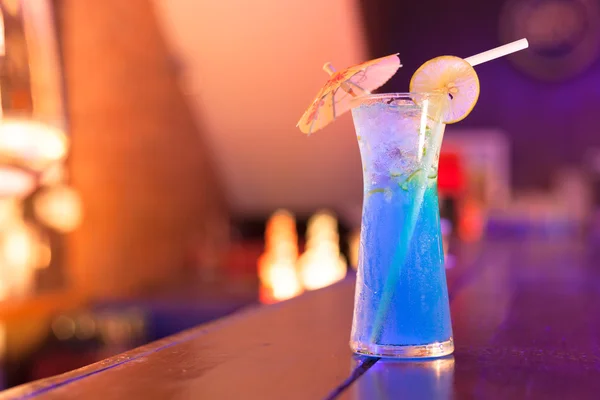 Cocktails on the bar counter in night club — Stock Photo, Image