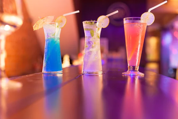 Cocktails på bardisken i nattklubben – stockfoto