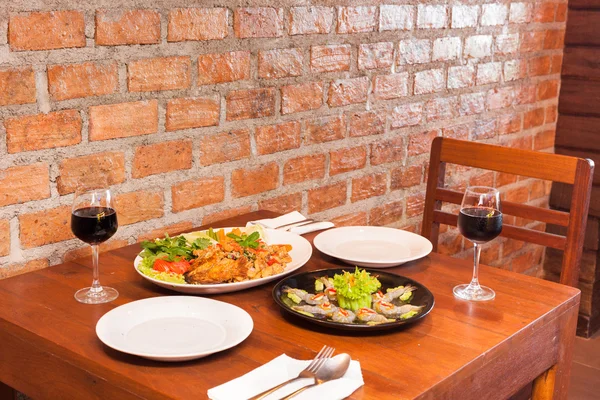 Retro restaurant interior with thai food and red wine — Stock Photo, Image