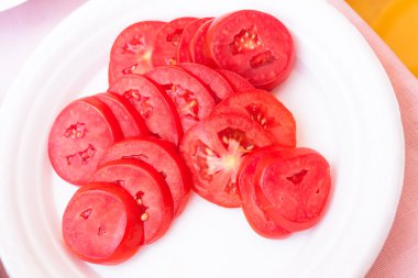 taze domates dilimleri beyaz plaka üzerinde