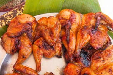 fırında kızarmış tavuk karkas metal plaka üzerinde