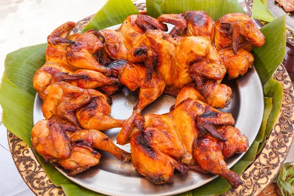 Assado carcaça de frango frito em placa de metal — Fotografia de Stock