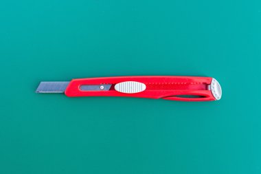 Bir cetvel ve kesici yeşil kesme mat 