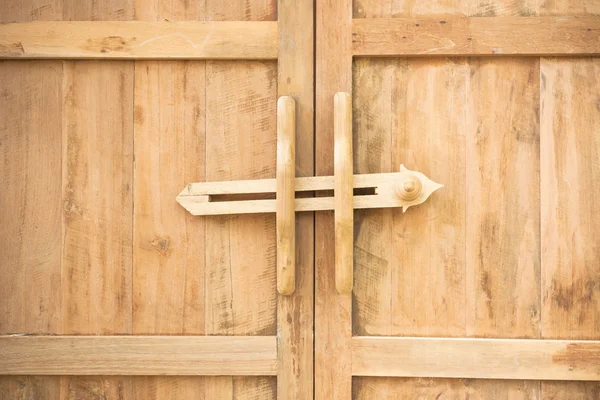 Ancient door latch Traditional ancient wooden door latch — Stock Photo, Image
