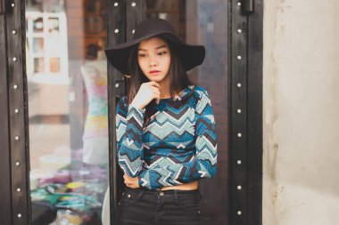 güzel kız küçük seksi takım elbiseyle poz