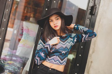 güzel kız küçük seksi takım elbiseyle poz