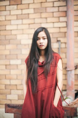 Kırmızı takım elbise ile güzel kız poz