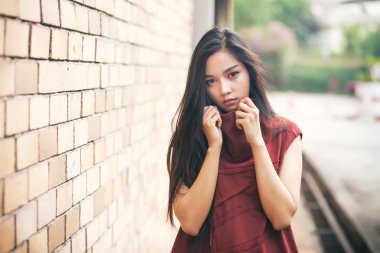 Kırmızı takım elbise ile güzel kız poz