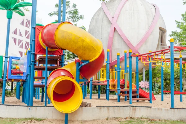 公園での子供の遊び場のモダンなエリア — ストック写真