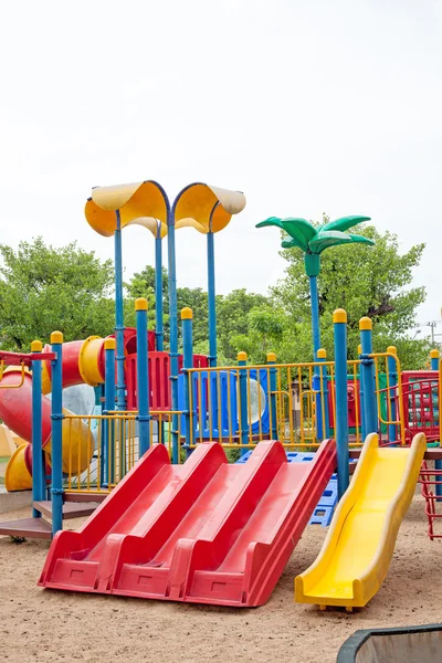 Nowoczesnej dzielnicy dla dzieci plac zabaw w parku — Zdjęcie stockowe