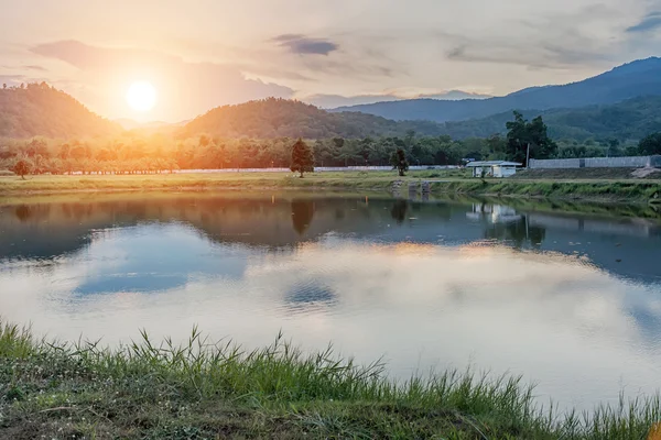 Landschaft und Spiegelung der Natur im Fluss am Abend — Stockfoto