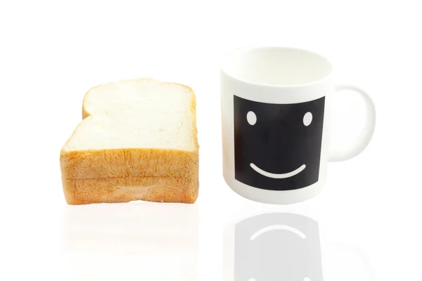 Prázdná úsměv šálek kávy nebo úsměv hrnek s kávou a plátky chleba izolovaných na květi — Stock fotografie