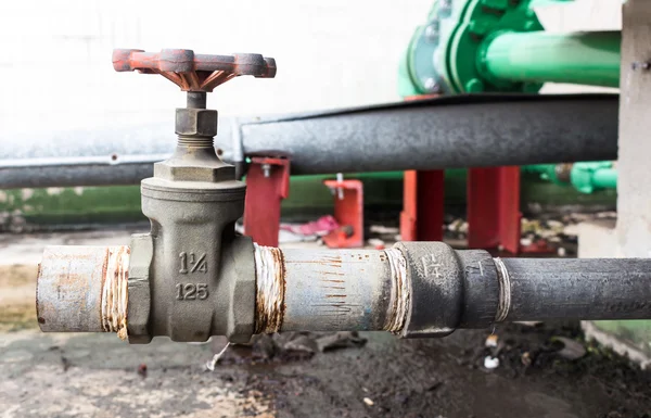 Oude klep gemonteerd op de dak industrie gebouw — Stockfoto